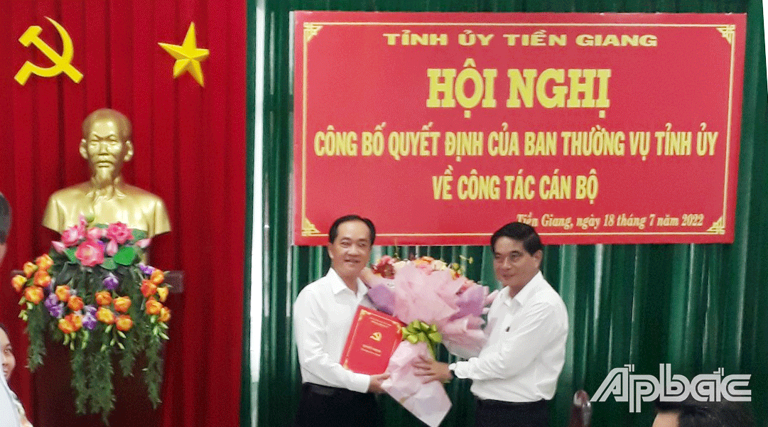 Đồng chí Nguyễn Văn Nhã trao Quyết định điều động của Ban Thường vụ Tỉnh ủy cho đồng chí Nguyễn Kiên Cường