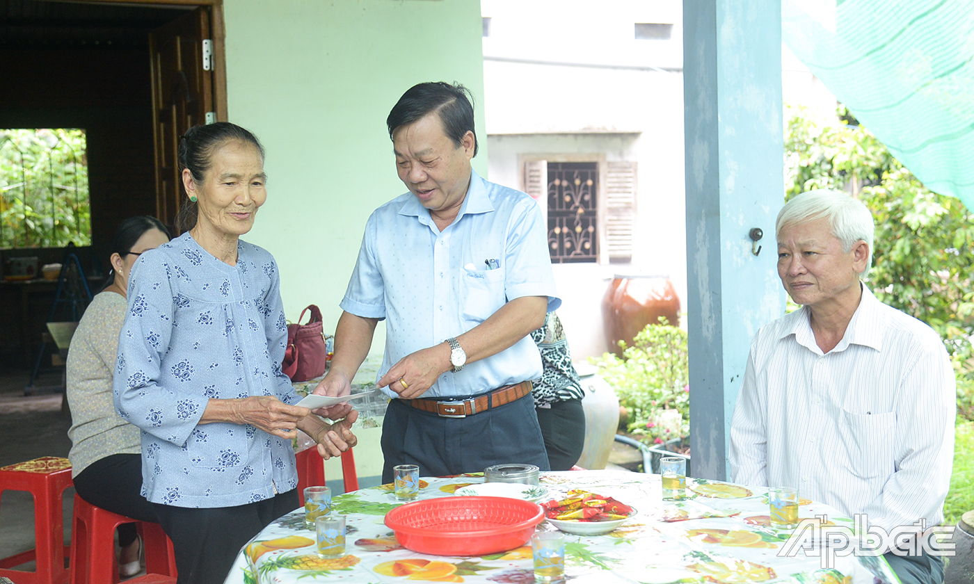 Đồng chí Nguyễn Ngọc Trầm cùng các thành viên trong đoàn đến thăm và tặng quà gia đình bà Trần Thị Cao, vợ liệt sĩ, ấp Hòa, xã Dưỡng Điểm.