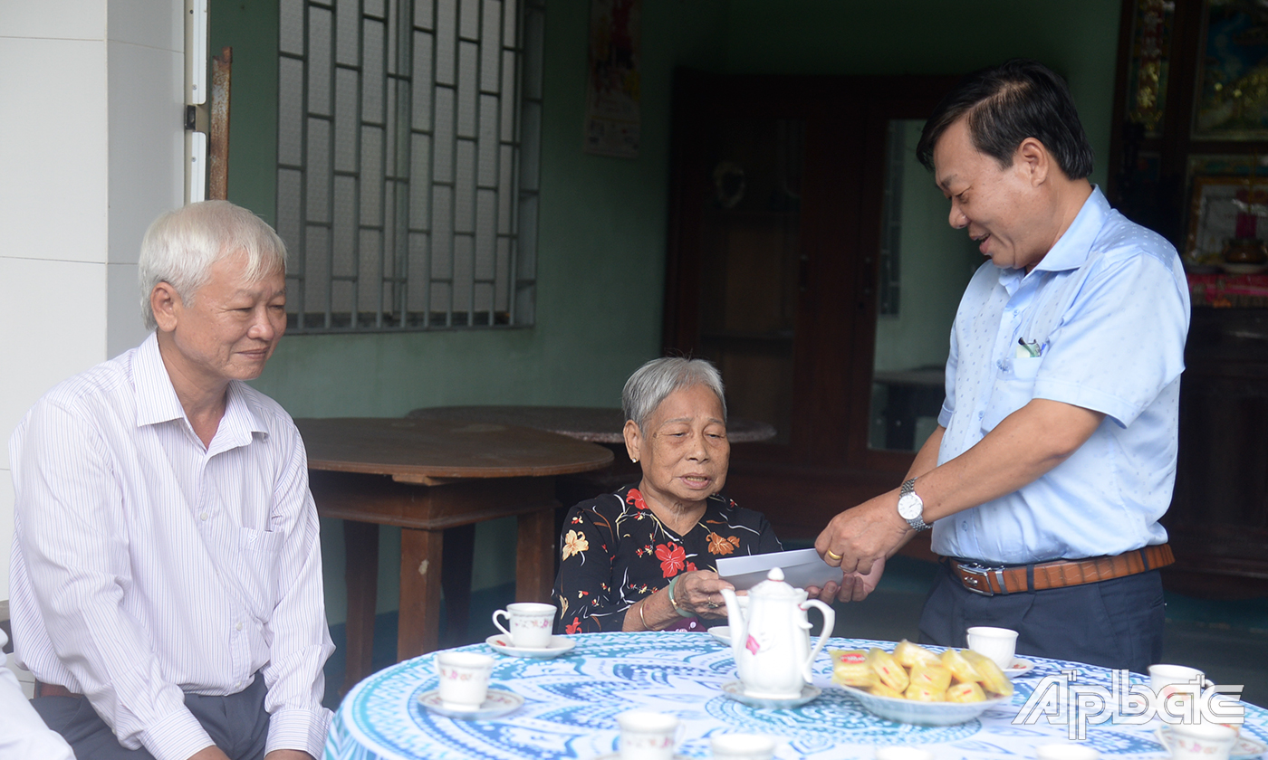 Đồng chí Nguyễn Ngọc Trầm cùng các thành viên trong đoàn đến thăm và tặng quà gia đình bà Nguyễn Thị Hạnh (vợ liệt sĩ), ấp Bình, xã Dưỡng Điểm.