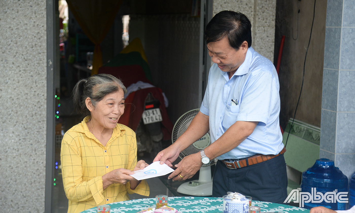 Đoàn đến thăm và tặng quà gia đình bà Hồ Thị Vìa (thương binh 62%), ấp Trung Nam, xã Dưỡng Điềm.