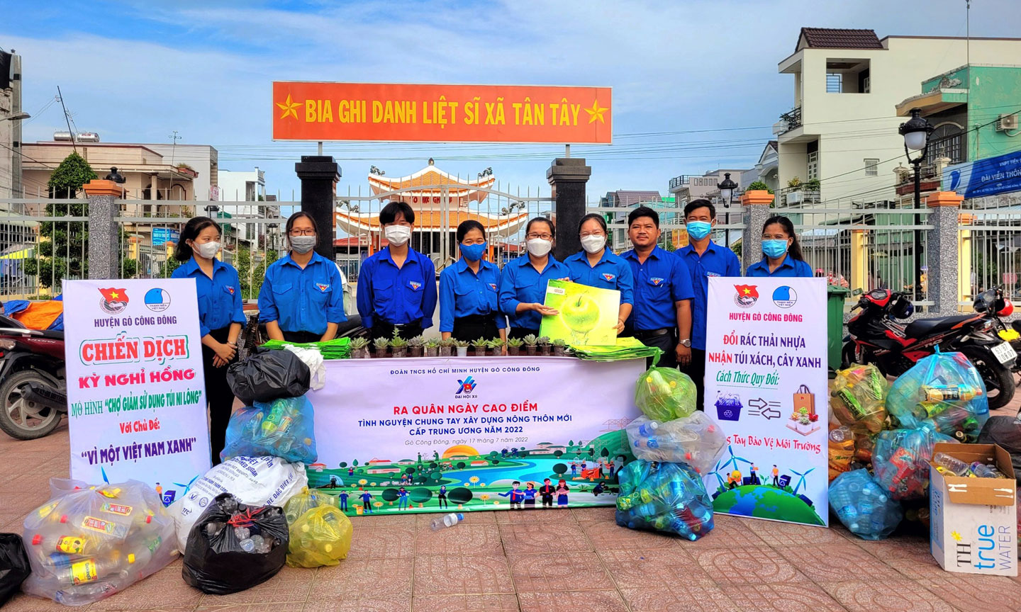 Huyện đoàn - Ủy ban Hội LHTN Việt Nam huyện Gò Công Đông với hoạt động “Đổi rác thải nhựa nhận lấy túi xách  và cây xanh” hưởng ứng Ngày cao điểm tình nguyện chung tay xây dựng NTM.