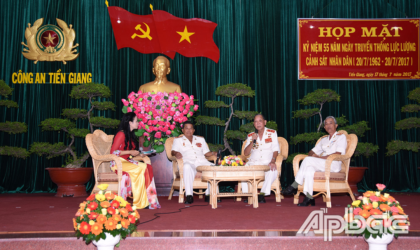 Trung tướng Nguyễn Việt Thành (thứ 2 từ phải) trong một lần tham gia chương trình giao lưu, kể chuyện truyền thống lực lượng CSND.  Ảnh: THÀNH PHONG