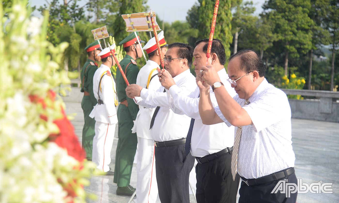 Đoàn lãnh đạo tỉnh dâng hương tại Nghĩa trang Liệt sĩ tỉnh.