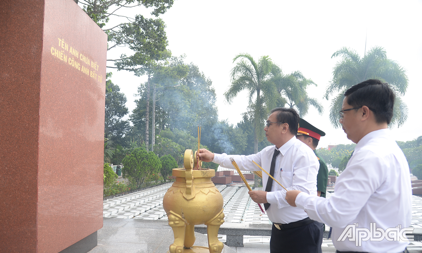 Đồng chí Võ Văn Bình thắp hương tại Bia Liệt sĩ vô danh.