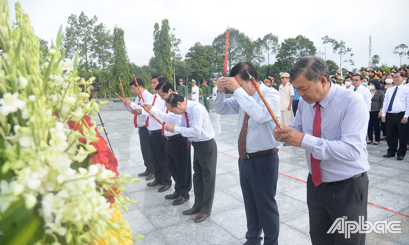 Lãnh đạo TP. Mỹ Tho và huyện Châu Thành thắp hương viếng Nghĩa trang Liệt sĩ tỉnh.