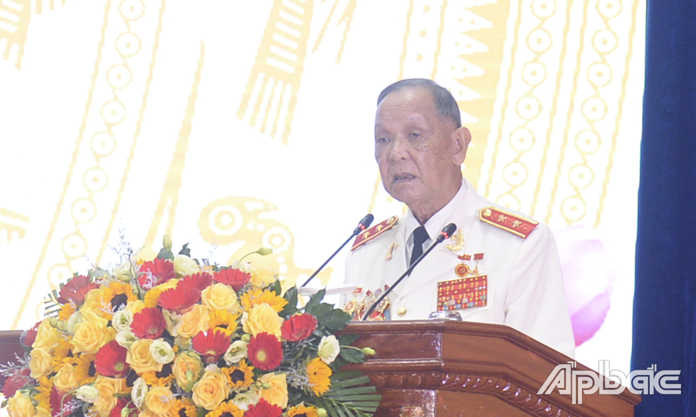 Trung tướng Nguyễn Việt Thành, Anh Hùng lực lượng vũ trang nhân dân, nguyên Phó Chánh Văn phòng Ban Chỉ đạo Trung ương về phòng, chống tham nhũng thay mặt lãnh đạo Công an tỉnh qua các nhiệm kỳ phát biểu tại buổi lễ.