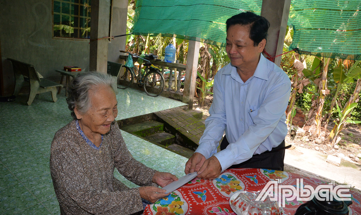 Nhân dịp 27-7, lãnh đạo huyện Châu Thành đến thăm hỏi sức khỏe, tặng quà Bà mẹ VNAH, gia đình chính sách, NCC tại xã Long Hưng.