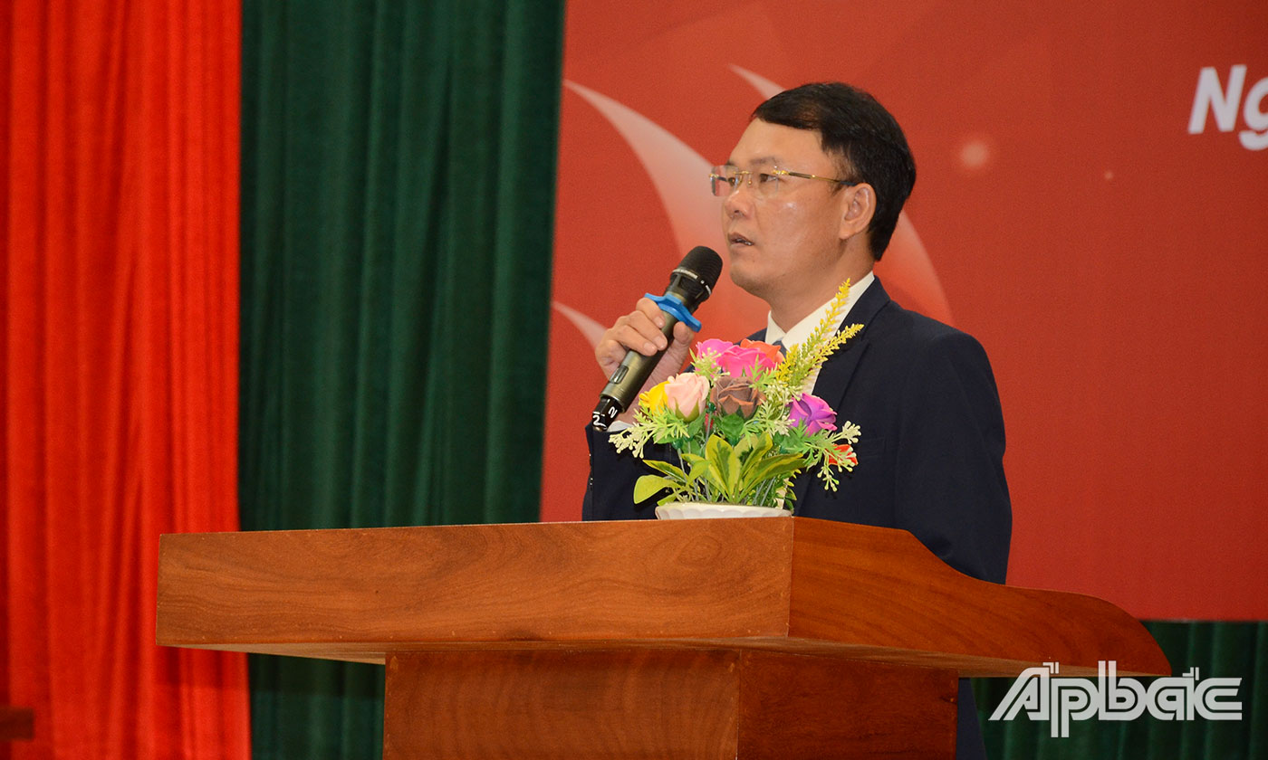 Ông Cao Văn Thi, Chủ tịch HĐQT, kiêm Tổng Giám đốc Công ty cổ phần Trường Doanh nhân Top Olympia phổ biến quy chế thi.