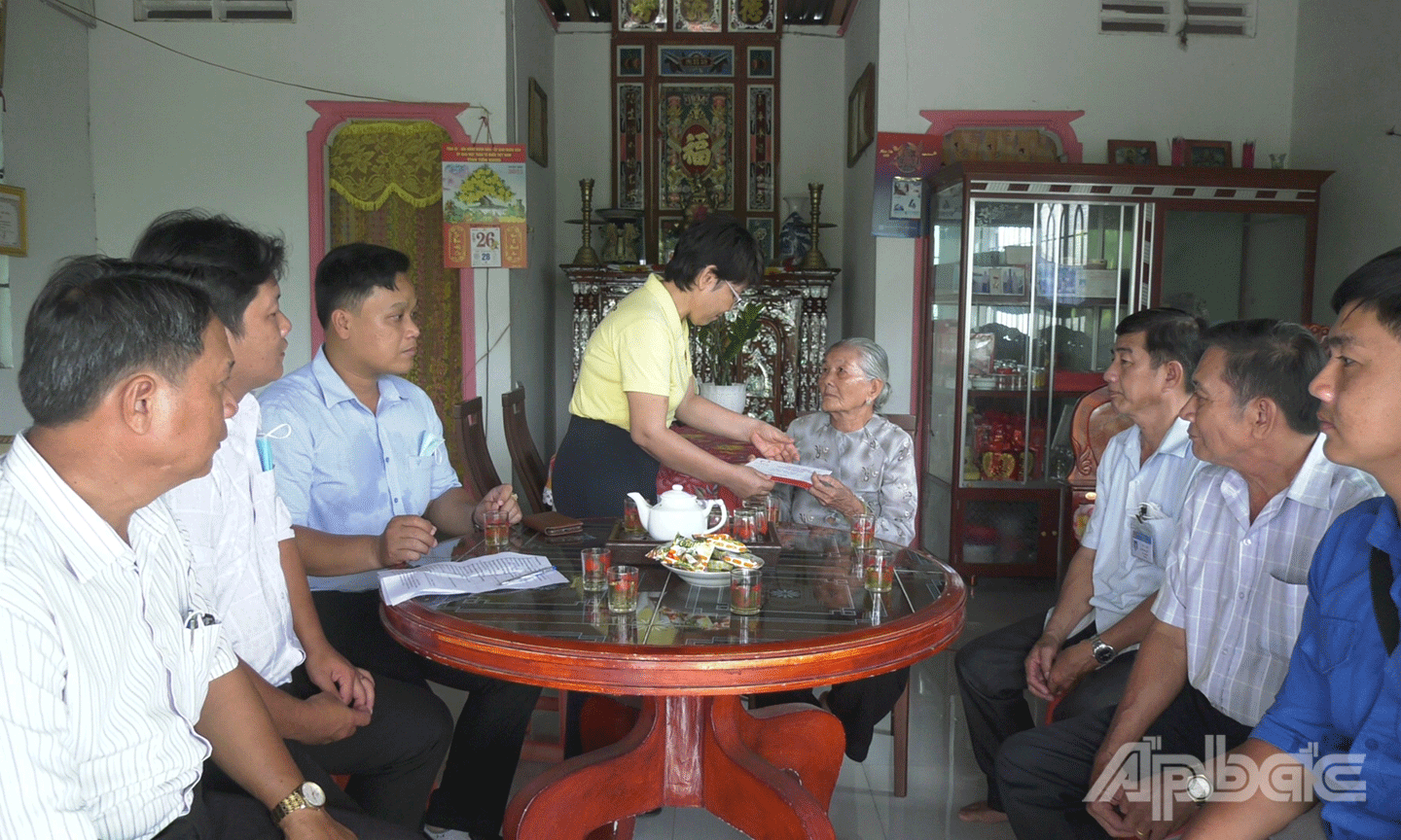Sở LĐ-TB&XH phối hợp Phòng LĐ-TB&XH huyện Cai Lậy và Quỹ Thiện Tâm (Tập đoàn Vingroup) tặng quà Bà mẹ  Việt Nam Anh hùng Nguyễn Thị Huệ (ngụ ấp 4, xã Thạnh Lộc, huyện Cai Lậy).