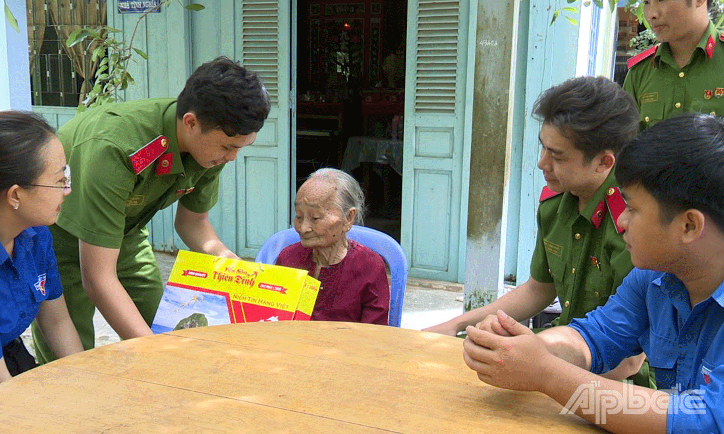 Sinh viên tình nguyện Trường Đại học Cảnh sát nhân dân thăm Mẹ Việt Nam Anh hùng. Ảnh: LÊ HOÀI