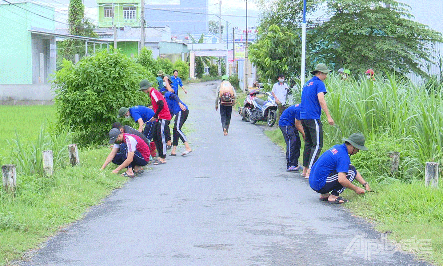 Ảnh 3: Ảnh 4: Sinh viên tình nguyện Trường Đại học Cảnh sát nhân dân cùng đoàn viên, thanh niên địa phương tham gia vệ sinh tuyến đường giao thông nông thôn. Ảnh: Lê Hoài