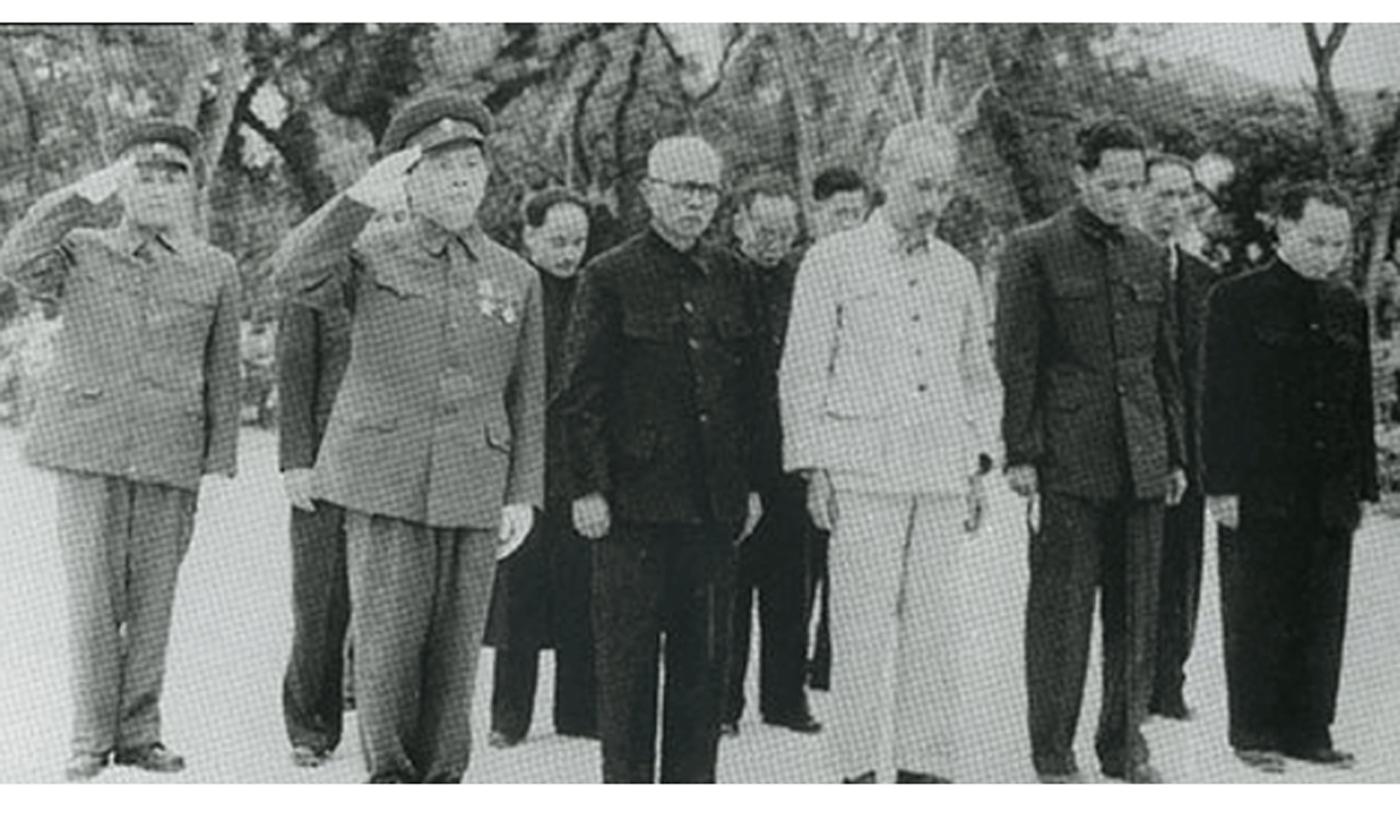 Chủ tịch Hồ Chí Minh cùng các đồng chí lãnh đạo Đảng, Nhà nước viếng các liệt sĩ tại Nghĩa trang Mai Dịch, Hà Nội, ngày 31/12/1954 - Ảnh: Bảo tàng Lịch sử quốc gia