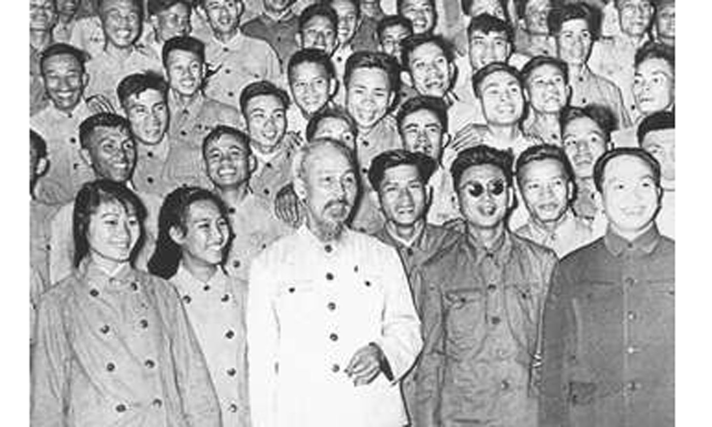 Bác Hồ và đại biểu quân đội, thương binh, quân nhân phục viên trong buổi gặp tại Phủ Chủ tịch ngày 29/1/1957. Ảnh tư liệu