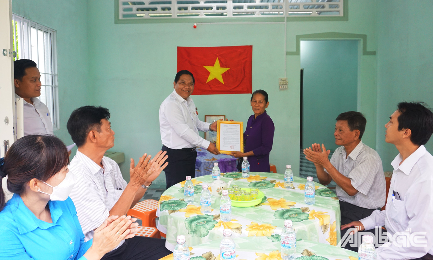 Ông Lý Văn Cẩm, Tỉnh ủy viên, Giám đốc Sở Lao động, Thương binh và Xã hội tỉnh Tiền Giang trao Quyết định bàn giao nhà cho bà Võ Thị Hạnh