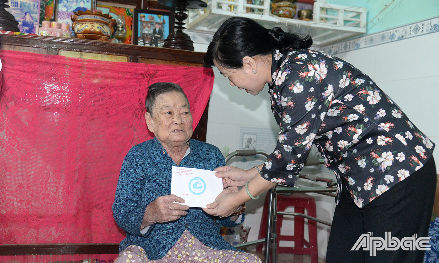 Đồng chí Châu Thị Mỹ Phương thăm và tặng quà gia đình bà Lý Thị Kim Anh (mẹ liệt sĩ), khu phố Chợ 2, thị trấn Vàm Láng.