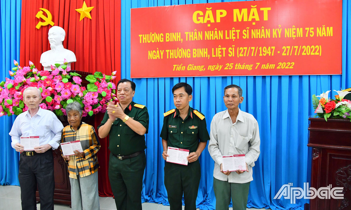 Đại tá Huỳnh Ngọc Huệ, Phó Chính ủy Bộ CHQS tỉnh trao sổ tiết kiệm cho thương binh và thân nhân liệt sĩ.