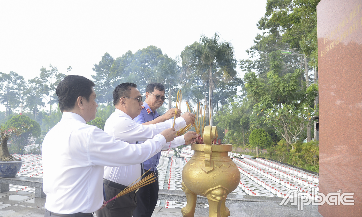 Các đồng chí lãnh đạo tỉnh thắp hương tại Bia Liệt sĩ vô danh.