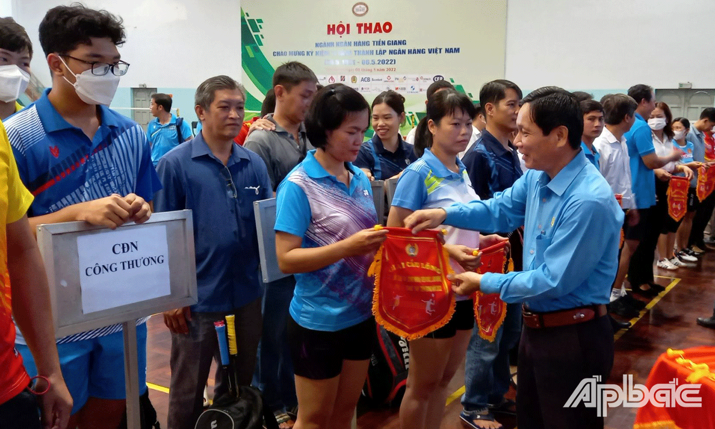 Chủ tịch LĐLĐ tỉnh Tiền Giang Lê Minh Hùng trao cờ cho các đội tham gia Giải cầu lông các lứa tuổi và CNVCLĐ, lực lượng vũ trang tỉnh Tiền Giang năm 2022