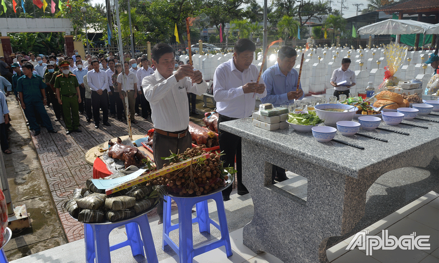 Chính quyền và người dân xã Lương Hòa Lạc long trọng tổ chức giỗ liệt sĩ.