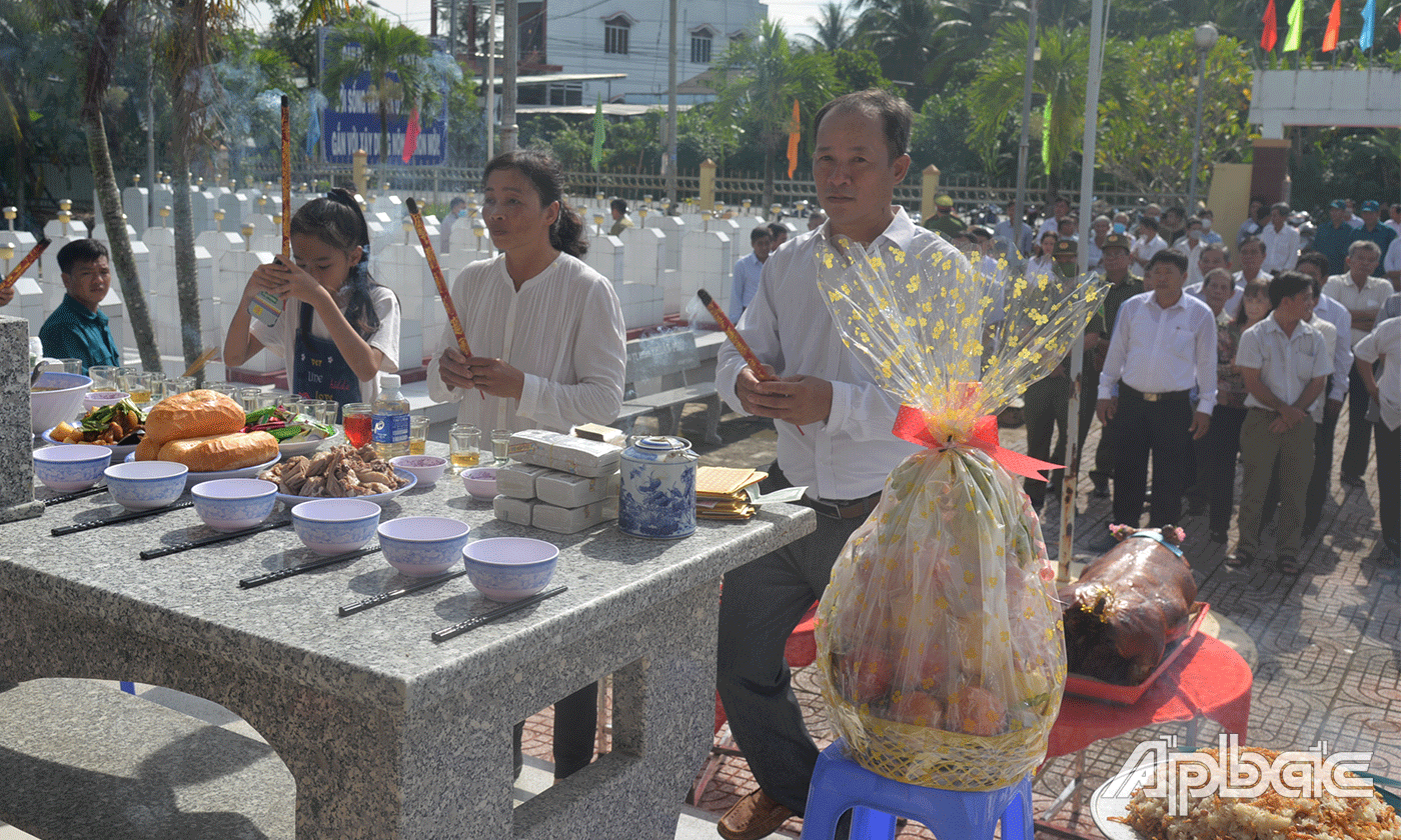 Gia đình chú Nguyễn Quốc Thanh đến tham dự giỗ liệt sĩ tại nghĩa trang liệt sĩ xã Lương Hòa Lạc.