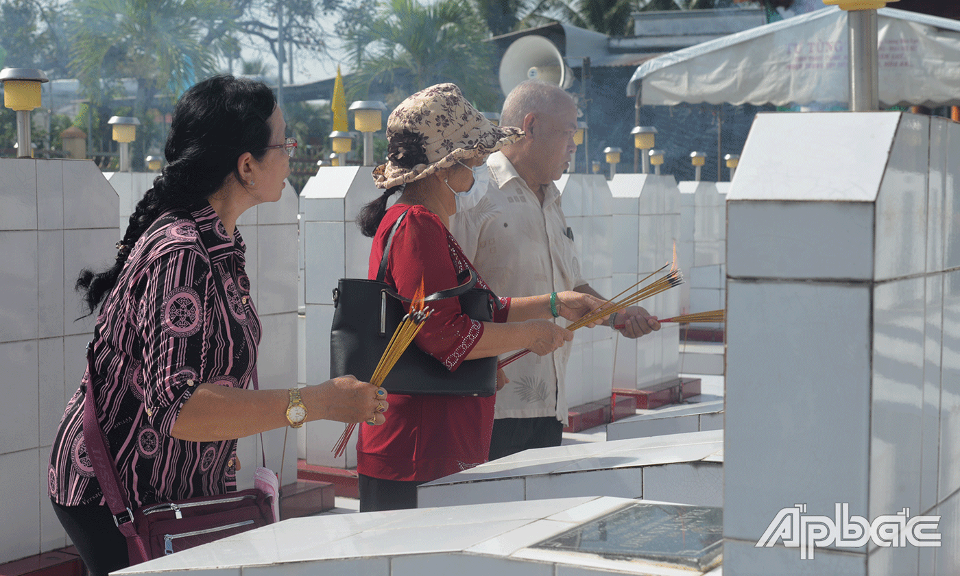 Người dân thắp hương và dự Lễ giỗ liệt sĩ tại nghĩa trang liệt sĩ xã Lương Hòa Lạc.