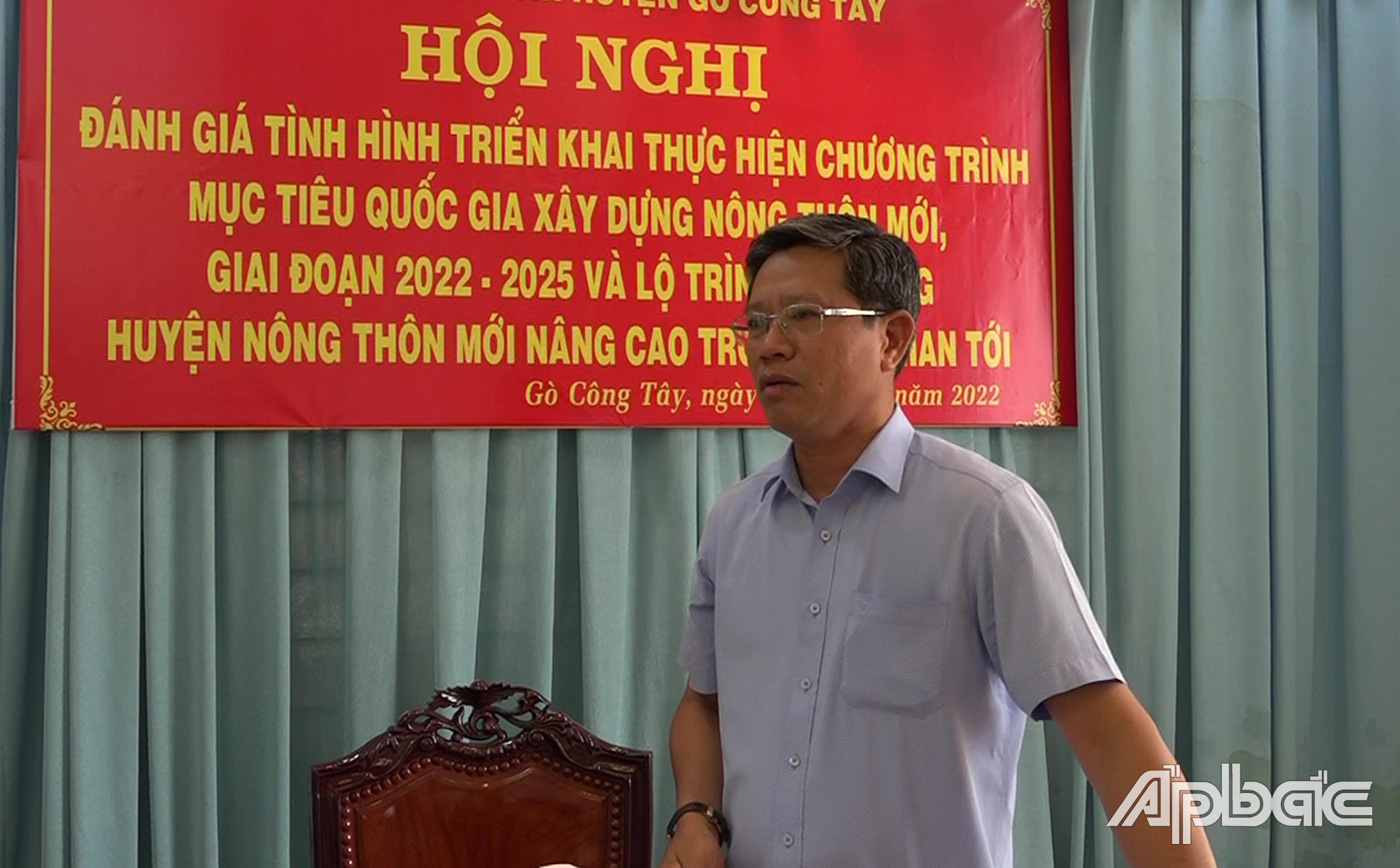 Chủ tịch UBND huyện Gò Công Tây Huỳnh Thanh Bình phát biểu về tình hình xây dựng NTM trên địa bàn huyện