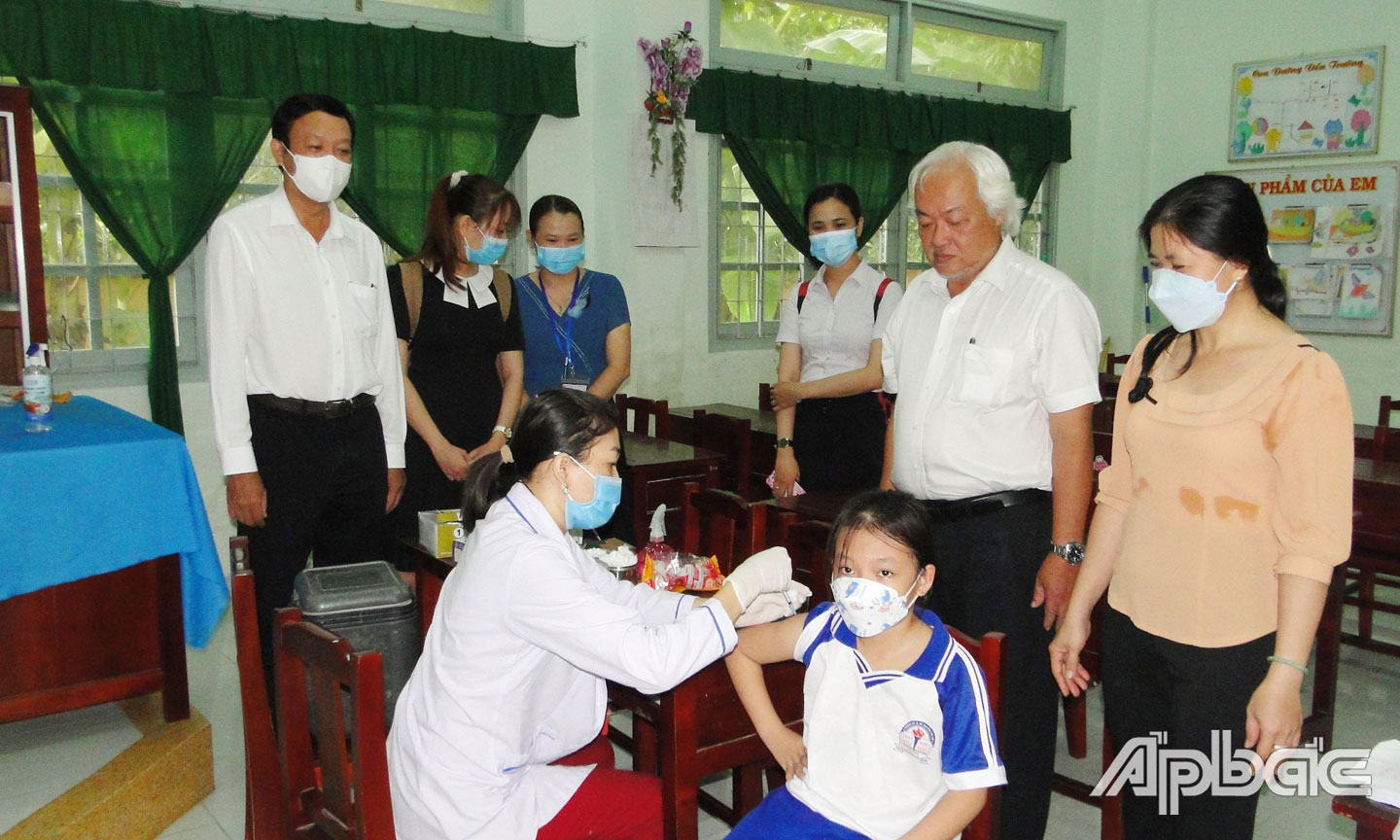 TSBS Nguyễn Văn Dương, Phó Giám đốc Sở Y tế (bìa trái) kiểm tra điểm tiêm vắc xin Covid – 19 tại Trường Tiểu học Đông Hòa Hiệp,huyện CáiBè.