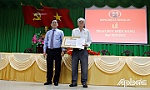 Đồng chí Nguyễn Văn Vĩnh trao Huy hiệu Đảng
