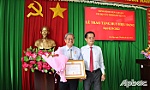 Bí thư Huyện ủy Cai Lậy Nguyễn Văn Bằng được trao Huy hiệu 30 năm tuổi Đảng