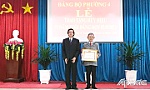 Nguyên Bí thư Tỉnh ủy Tiền Giang Huỳnh Văn Niềm nhận Huy hiệu 75 năm tuổi Đảng
