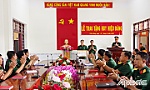 Sư đoàn 8: Trao Huy hiệu 30 năm tuổi Đảng cho đồng chí Trần Văn Khôi