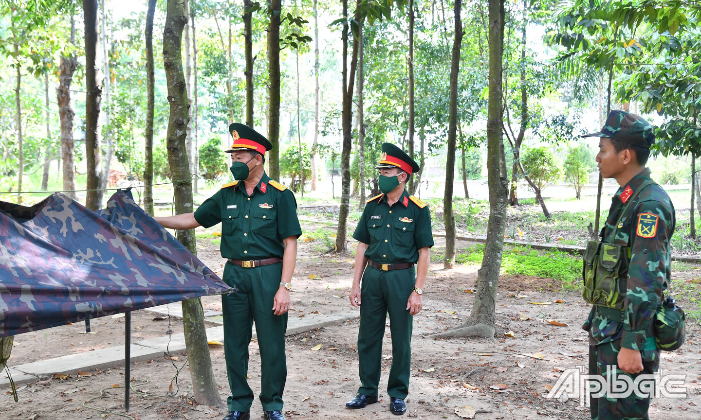 Đại tá Huỳnh Chiến Công, Phó Tham mưu trưởng Quân khu 9 kiểm tra huấn luyện kỹ thuật mắc tăng võng. 