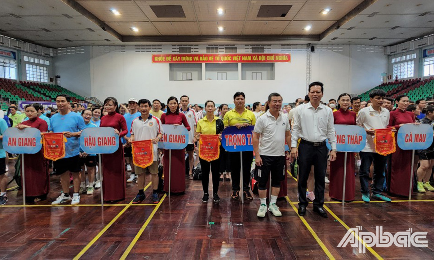 Phó Chủ tịch UBND tỉnh Tiền Giang, Nguyễn Thành Diệu trao cờ cho các đội tham dự Hội thao