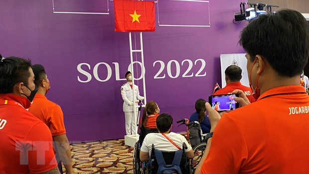 Quốc kỳ Việt Nam được kéo lên trong lễ trao huy chương nội dung cử tạ hạng cân 72 kg. (Ảnh Hữu Chiến/TTXVN)