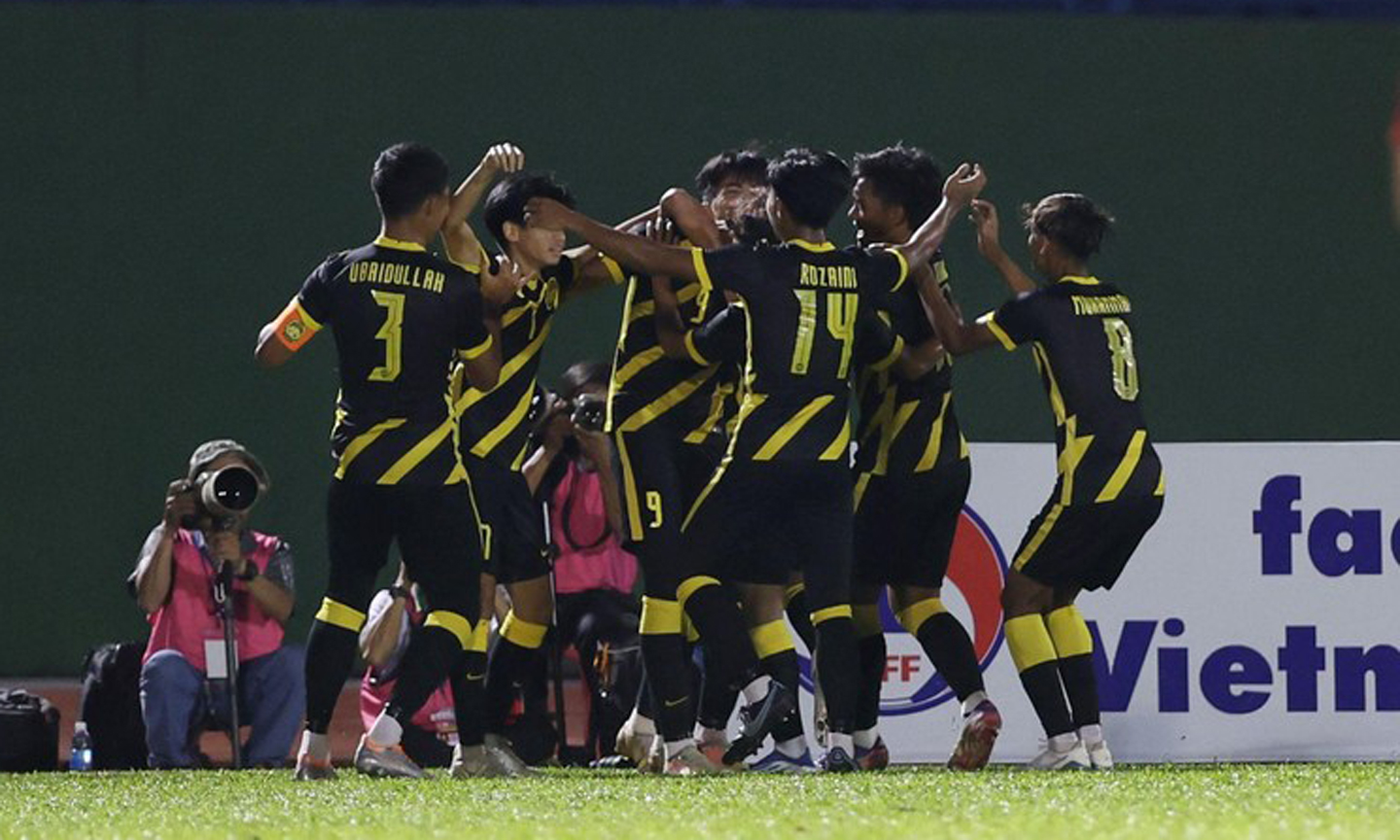 Các cầu thủ Malaysia ăn mừng bàn thắng sớm vào lưới U19 Việt Nam. (Ảnh: VFF)