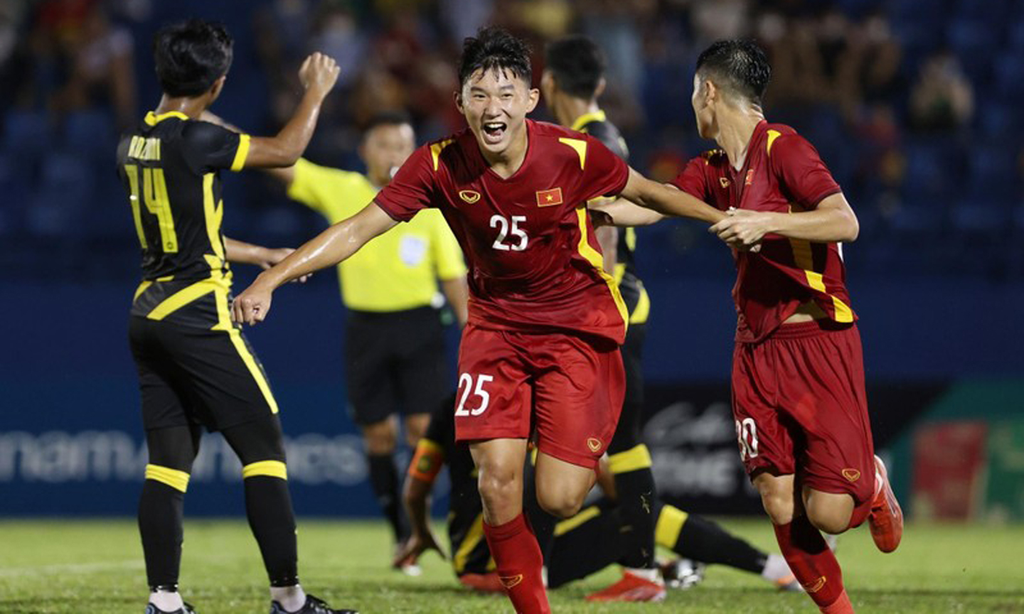 Đức Anh san bằng tỷ số cho U19 Việt Nam.