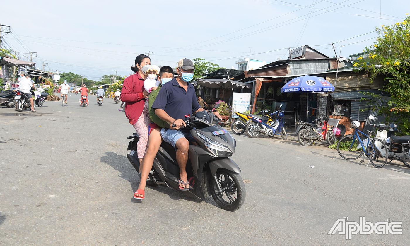 Không đội nón bảo hiểm khi tham gia giao thông (ảnh chụp tại xã Hòa Hưng, huyện Cái Bè).