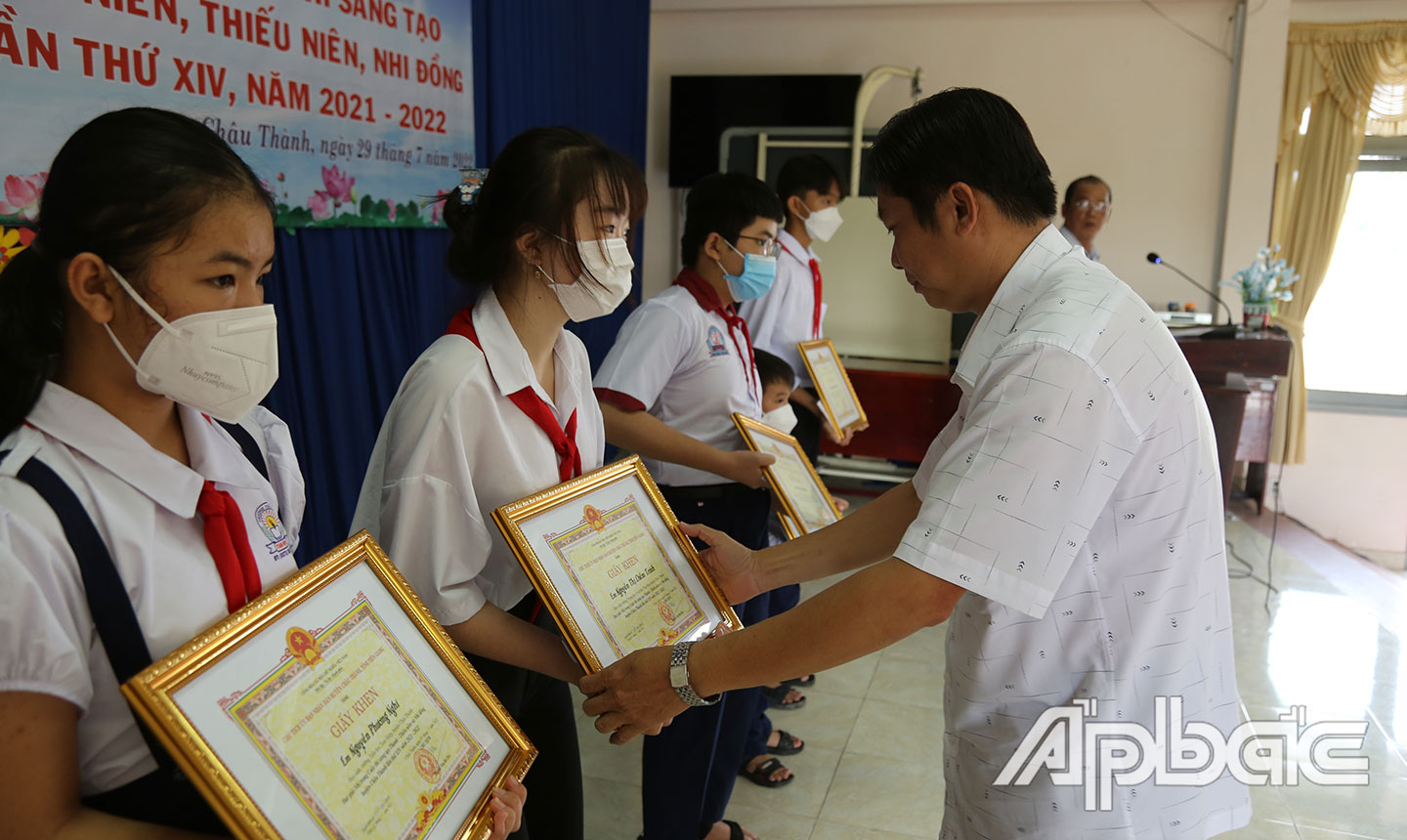 Ban Tổ chức Cuộc thi trao giải cho các em học sinh đạt giải cao.