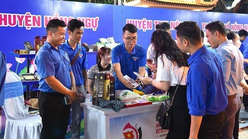 People visit the exhibition (Photo: NDO).