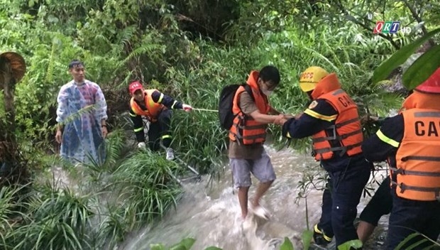 The fire-fighting section of the police of central Quang Nam is commended for their efforts to successfully rescue a group of teachers and students trapped on the bank of a stream in Que Son district. (Photo: qrt.vn).