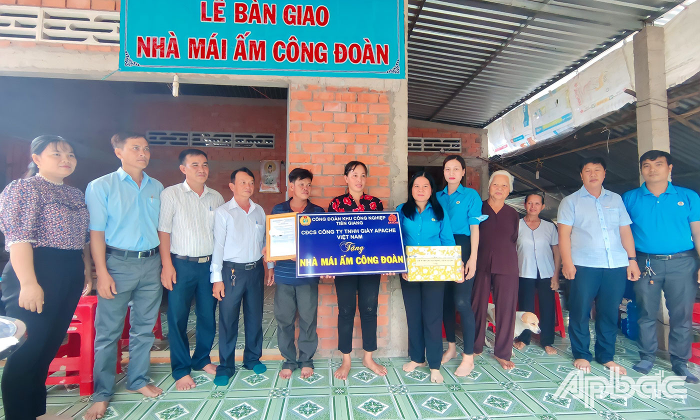 Địa biểu cùng gia đình chị Phan Thị Hà chụp ảnh lưu niệm bên ngôi nhà mái ấm Công đoàn 
