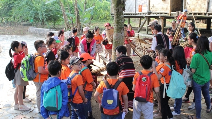 Children watch a gong performance at the Vietnam National Village for Ethnic Culture and Tourism (Photo: Vietnam National Village for Ethnic Culture and Tou