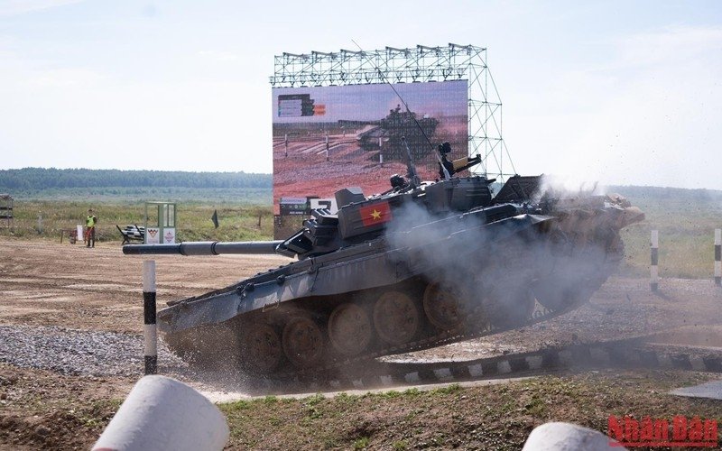 The first crew of the Vietnam People’s Army tank team enters the qualifying round in Group 1 of the “Tank advance” contest at the International Army Games 2022. (Photo: NDO/Thanh The)..