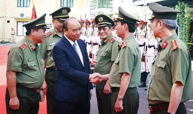 President Nguyen Xuan Phuc (front, second from left) greets economic security officials of the Economic Security Department on August 18. (Photo: VNA).