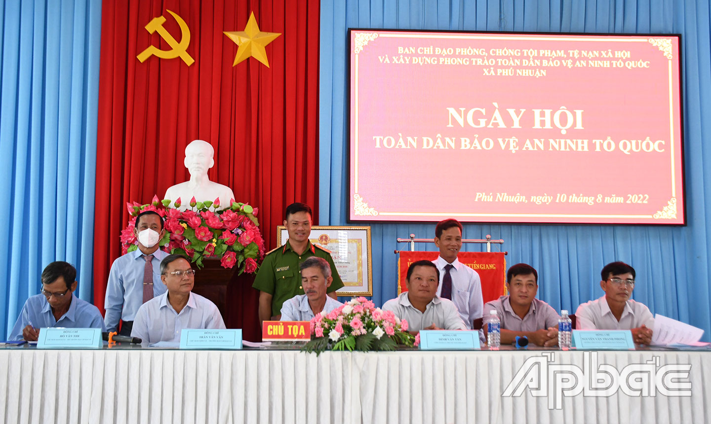 Ký kết giao ước thi đua thực hiện phong trào Toàn dân bảo vệ ANTQ giữa các ấp tại Ngày hội của xã Phú Nhuận, huyện Cai Lậy. 