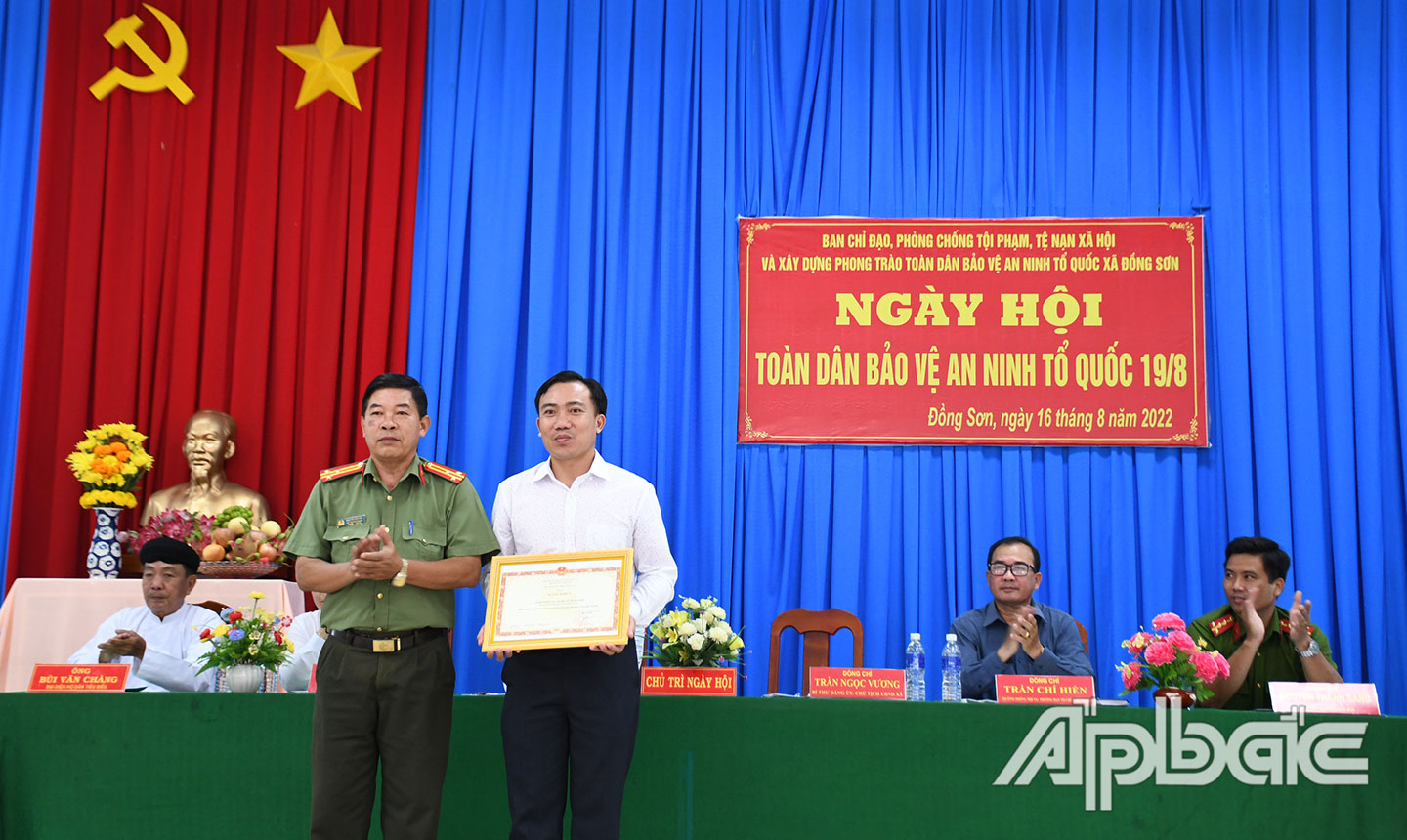 Cán bộ và Nhân dân xã Đồng Sơn, huyện Gò Công Tây được Bộ Công an tặng Bằng khen về thành tích xuất sắc trong phong trào Toàn dân bảo vệ ANTQ.