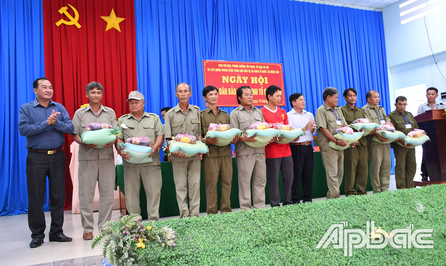 Tặng quà Đội Dân phòng, Tổ nhân dân tự quản tại Ngày hội Toàn dân bảo vệ ANTQ ở xã Đồng Sơn, huyện Gò Công Tây.