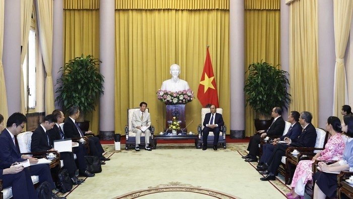 President Nguyen Xuan Phuc (right) receives former Special Ambassador for Vietnam-Japan Sugi Ryotaro in Hanoi. (Photo: VNA).