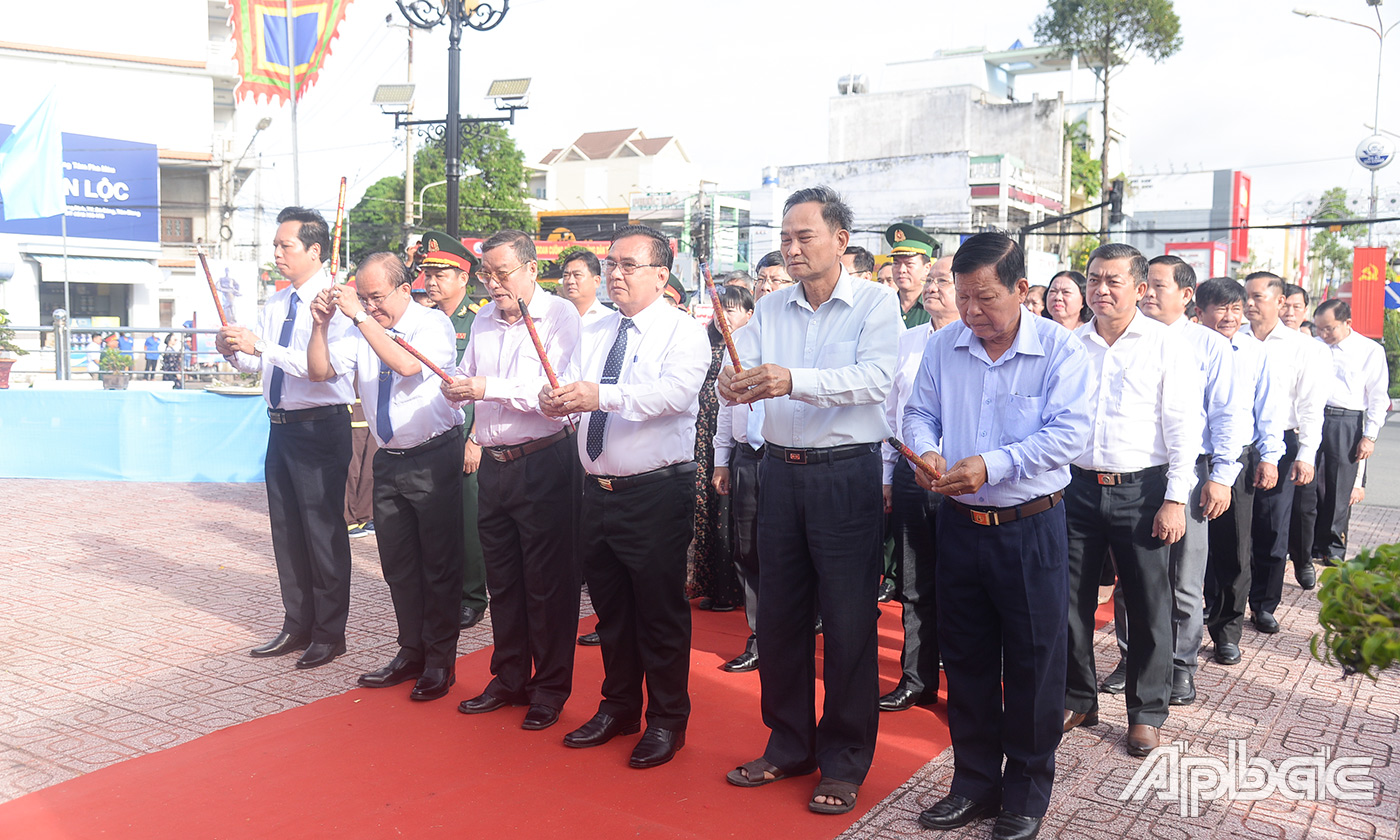 Đoàn tỉnh Tiền Giang đặt tràng hoa và dâng hương tại Tượng đài Anh hùng dân tộc Trương Định 