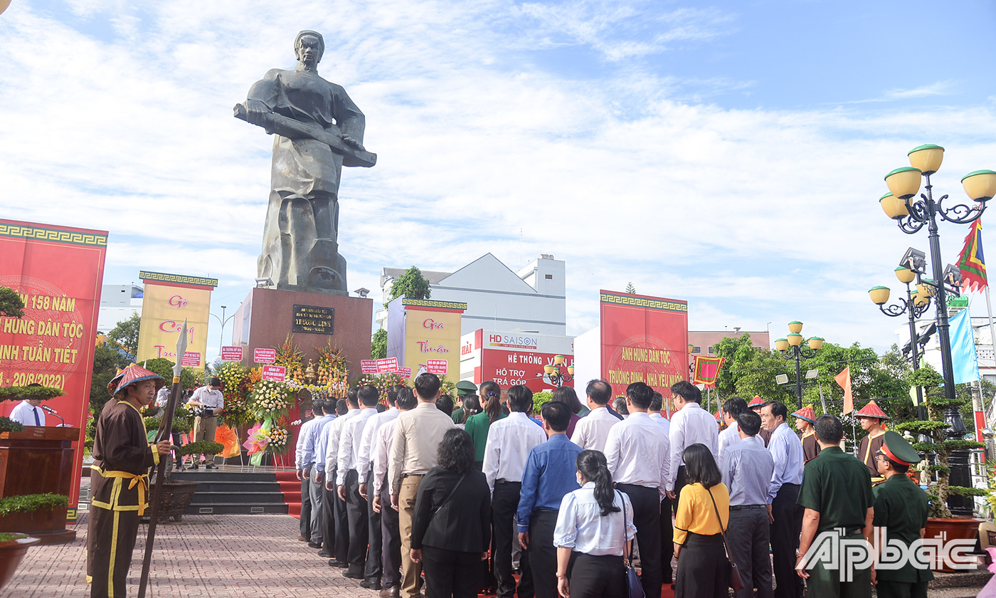 Các địa biểu dành một phút mặc niệm để bày tỏ lòng tri ân, tưởng nhớ công đức của Bình Tây Đại nguyên soái Trương Định đối với quê hương, đất nước